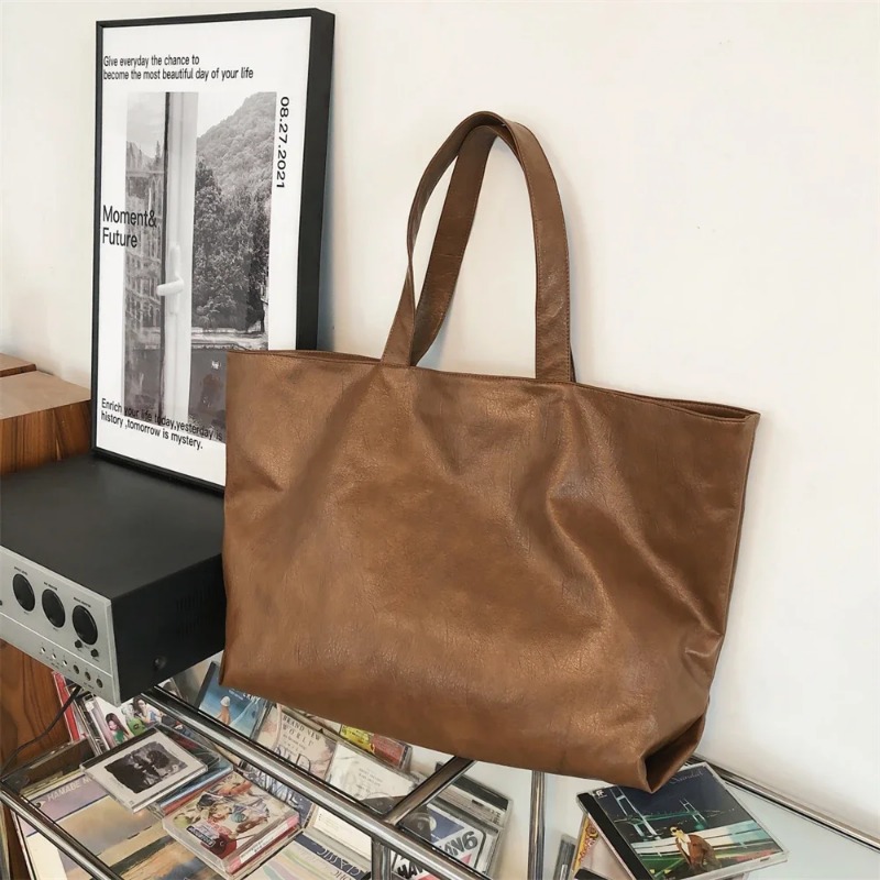 Fishing Equipment Market - Sac à bandoulière en cuir souple